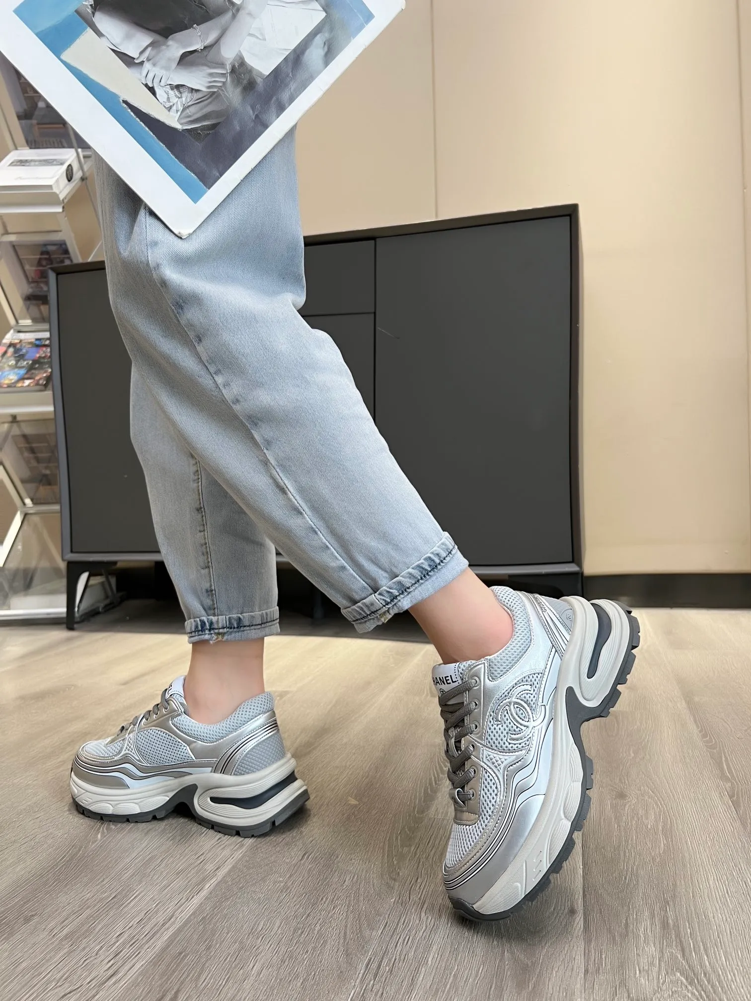 👟👟Ex-factory price 640👟👟 chanel Chanel early spring vacation series latest casual sports shoes silver white, gold white, silver gray, black and red! Incomparably beautiful and easy to wear, very light, the lining is also super soft, super comfortable, the upper is breathable, the color is high-end and durable, versatile. Upper: cowhide and cloth stitching. Inner: breathable mesh. Original foam combination outsole. Size: 35-40.